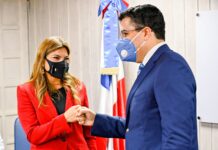 Paola Rainieri y David Collado se saludan a la llegada del funcionario a la sede de Asonahores.