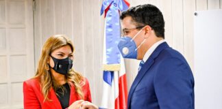 Paola Rainieri y David Collado se saludan a la llegada del funcionario a la sede de Asonahores.