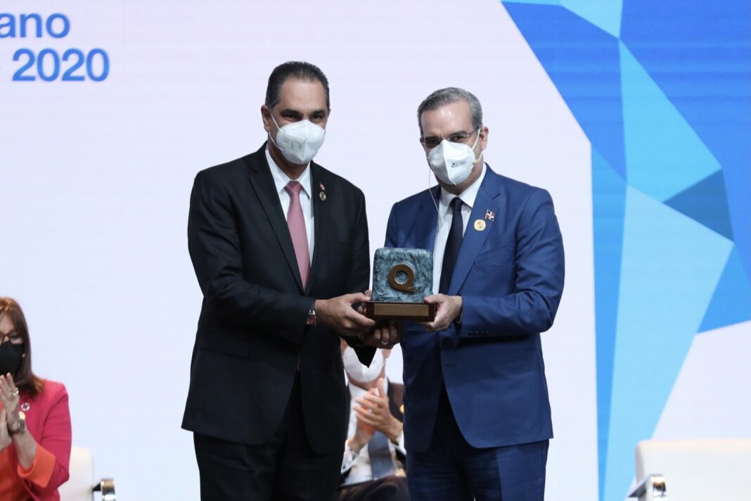 El presidente de la República, Luis Abinader, entrega al director ejecutivo de SeNaSa, doctor Santiago Hazim, el galardón de Oro del Premio Iberoamericano de la Calidad.