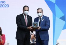 El presidente de la República, Luis Abinader, entrega al director ejecutivo de SeNaSa, doctor Santiago Hazim, el galardón de Oro del Premio Iberoamericano de la Calidad.
