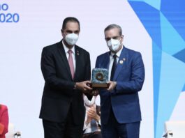 El presidente de la República, Luis Abinader, entrega al director ejecutivo de SeNaSa, doctor Santiago Hazim, el galardón de Oro del Premio Iberoamericano de la Calidad.