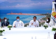 David Collado habla durante el acto de firma del acuerdo entre el Ministerio de Turismo y la Alcaldía de Pedernales.