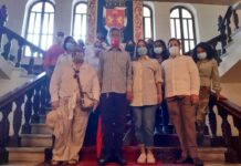 Los miembros de la ADCS junto al asesor turístico e histórico Kin Sánchez posan en las escalinatas del Palacio Consistorial.