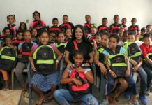 Delores Sánchez junto a niños beneficiados por la fundacion.