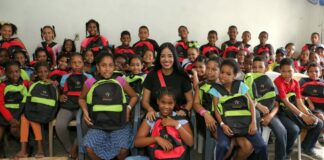 Delores Sánchez junto a niños beneficiados por la fundacion.