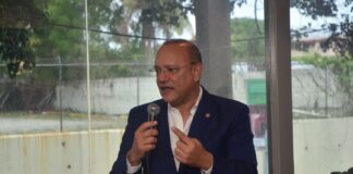Ulises Rodríguez, director general de Proindustria, se dirige a miembros de la prensa de Santiago de los Caballeros ante quienes rindió cuentas de nueve meses de gestión.