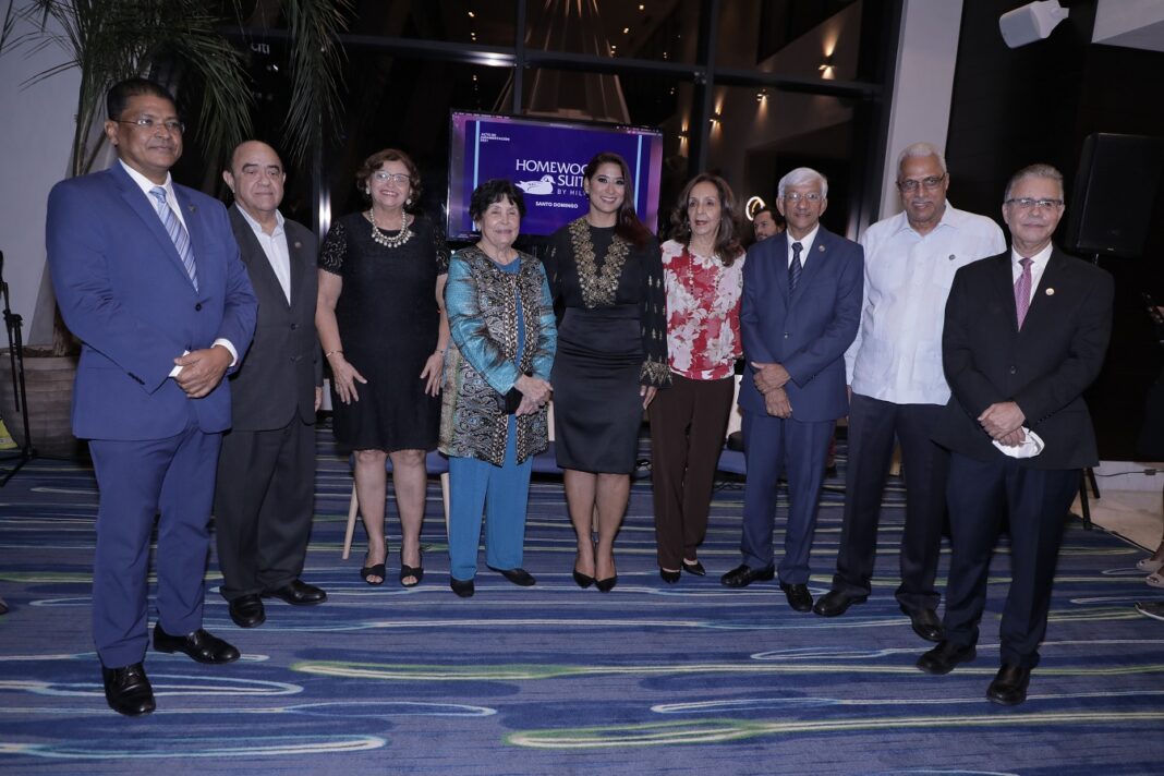 Yenny Polanco Lovera junto a pasados presidentes de Adompretur.