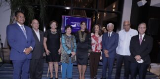 Yenny Polanco Lovera junto a pasados presidentes de Adompretur.