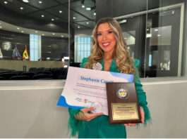 Stephanie Carrillo es reconocida por su trayectoria periodística