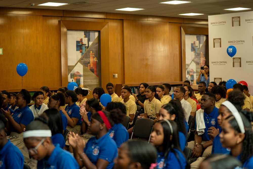Estudiantes participantes en las charlas orientadas a fortalecer el hábito del ahorro.