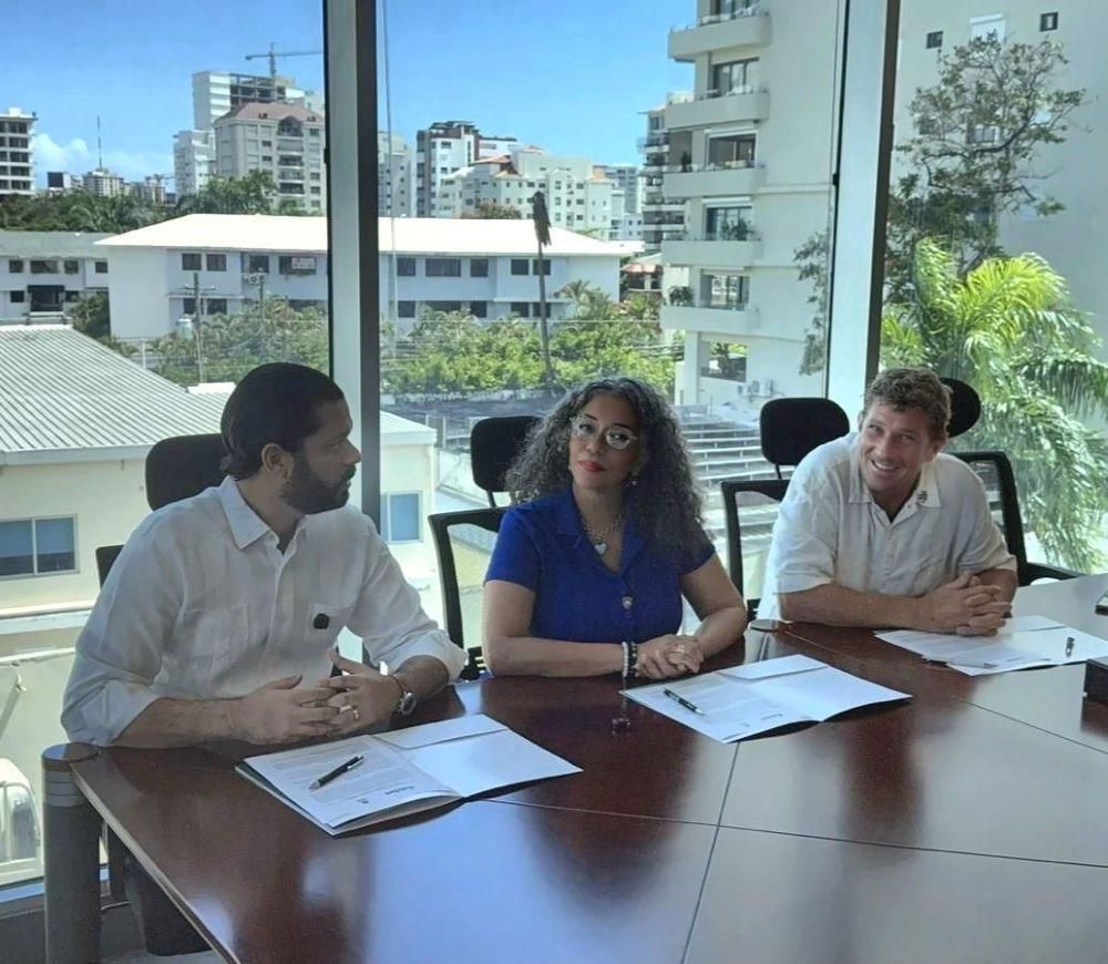 Yerik Pérez, presidente de Adotur, Patricia Hiraldo, presidenta de Happy Dolphins y Marcus Bohm, de Master Of The Ocean.