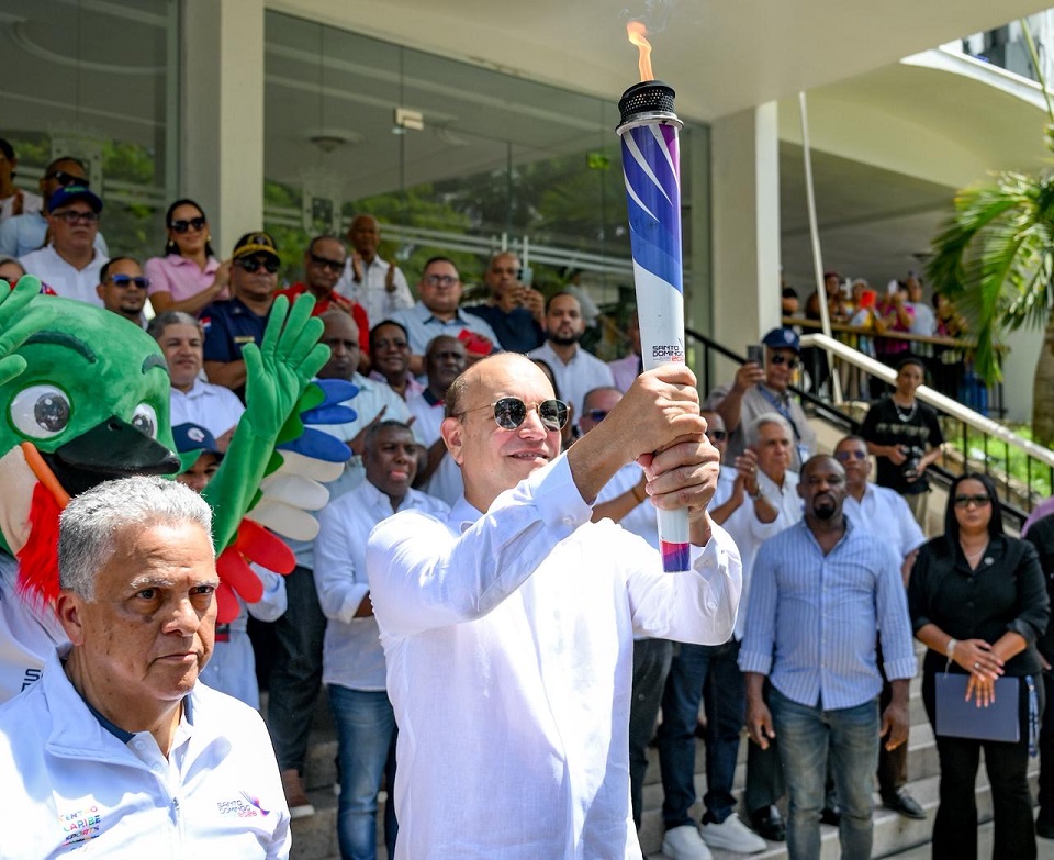 Alcalde Ulises Rodríguez recibe en Santiago la Antorcha de los XXV Juegos Centroamericanos y del Caribe Santo Domingo 2026.