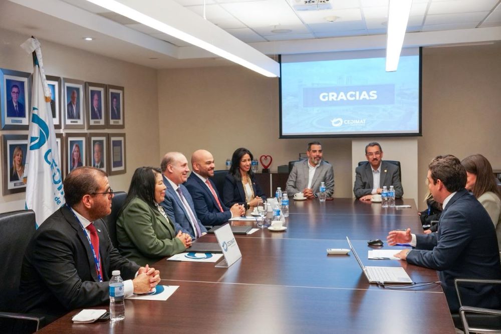 Ejecutivos y representantes de CEDIMAT y World Wide, en la firma de la alianza.