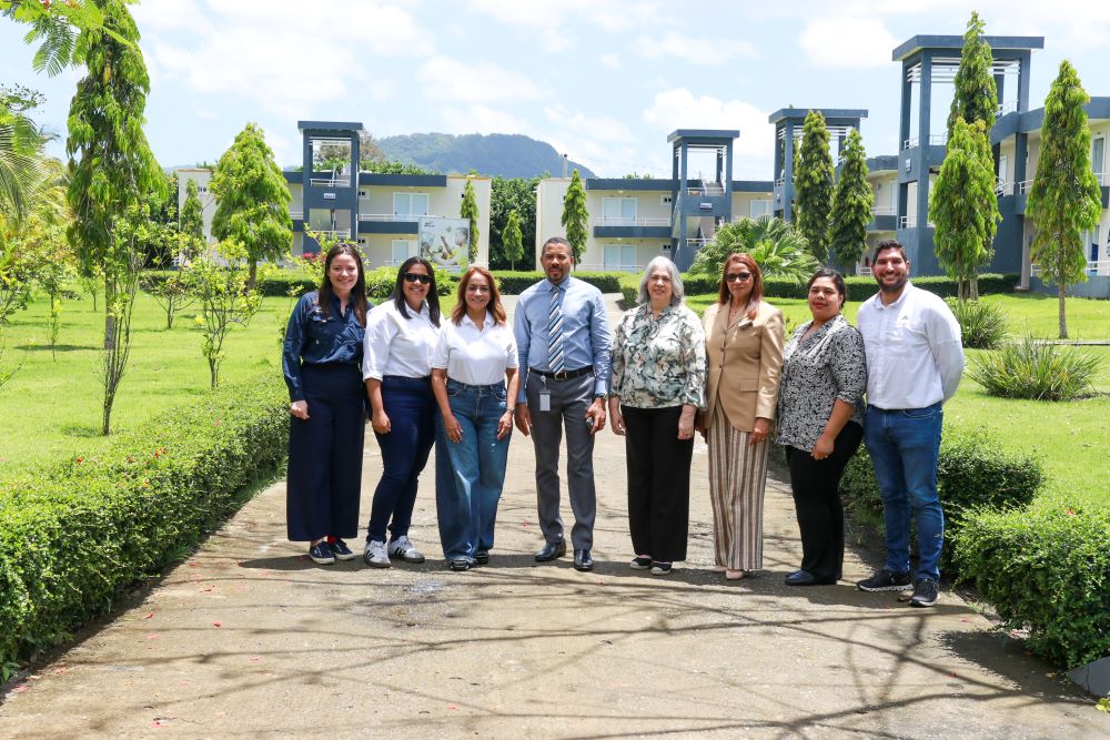 Directivos del INFOTEP y ASONAHORES, durante la visita a Hermanas Mirabal.