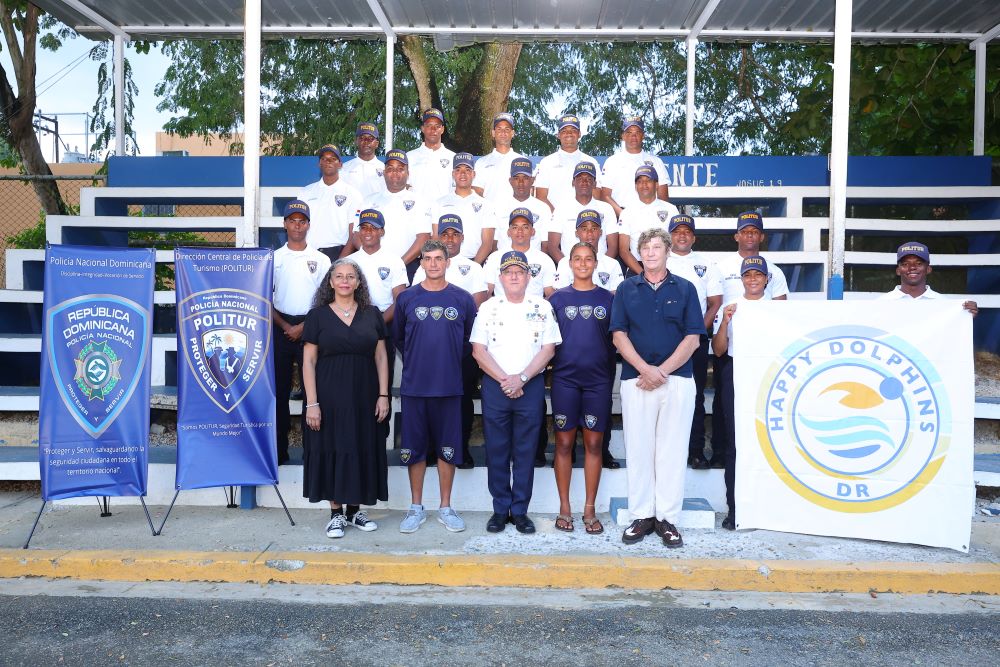 Durante el acto de graduación estuvieron presentes Patricia Hiraldo y Marcus Bohm, en representación de la Fundación Happy Dolphins; Francisca Luzón, en representación del Ministerio de Turismo (MITUR); y el general Matsunaga, de POLITUR, quienes acompañaron a los participantes en la ceremonia de culminación de esta jornada de formación.