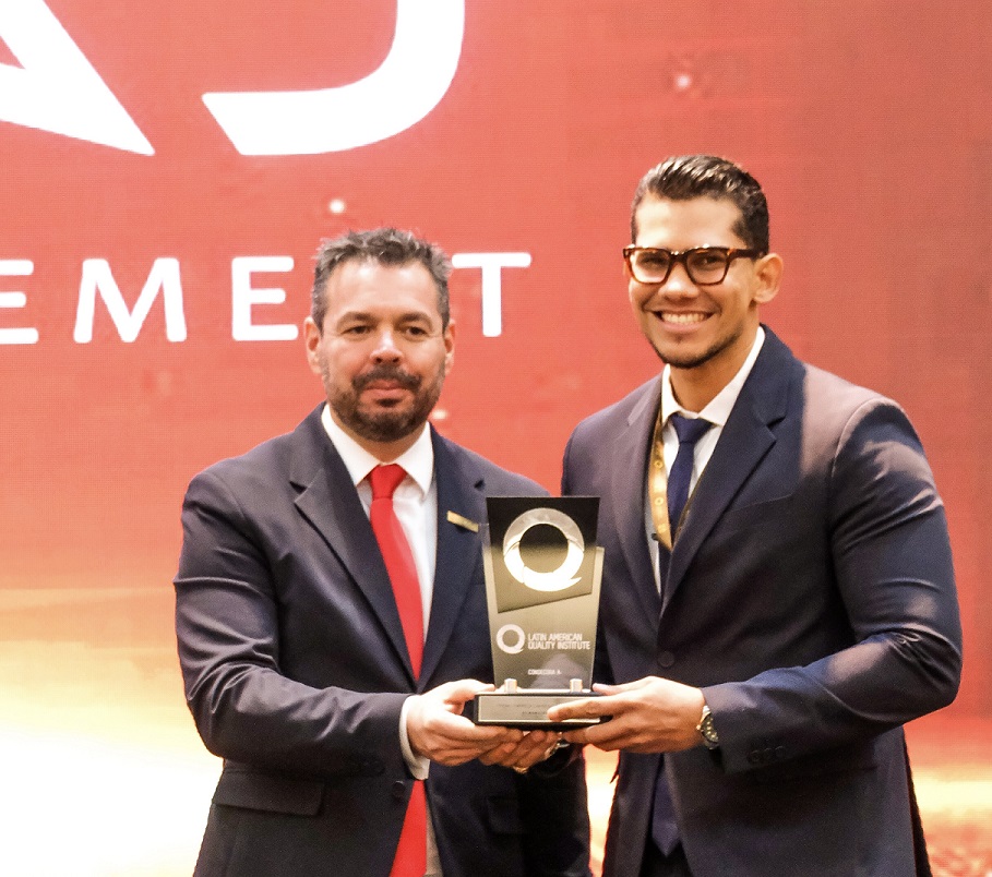 Daniel Maximilian Da Costa, presidente y Fundador de LAQI – Latin American Quality Institute entregando el premio de Empresario del Año a Arismendy Duarte.