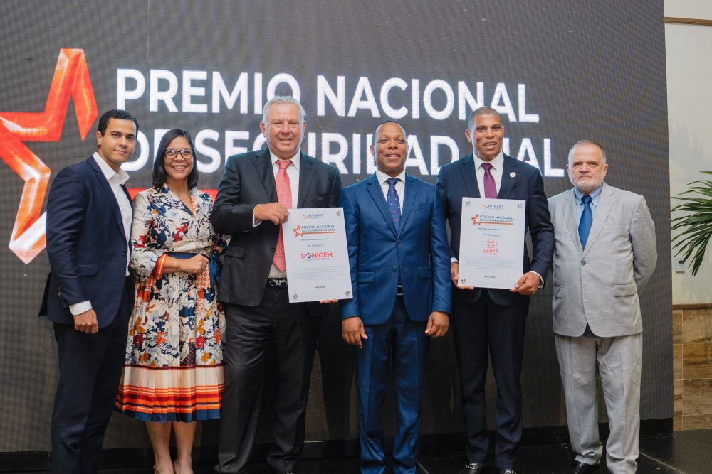 DOMICEM fue una de las 13 empresas reconocidas en la primera edición del Premio Nacional de Seguridad Vial, creado para destacar iniciativas empresariales que contribuyen a prevenir siniestros de tránsito y fortalecer la seguridad en las vías de República Dominicana.