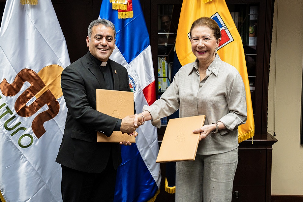 El rector de la UCNE, reverendo padre Isaac García y la presidenta de la Fundación Sur Futuro, Melba Segura de Grullón.