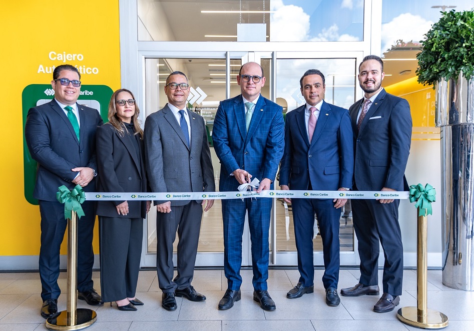 En el centro Edgar del Toro, presidente ejecutivo de Banco Caribe, al momento de la inauración