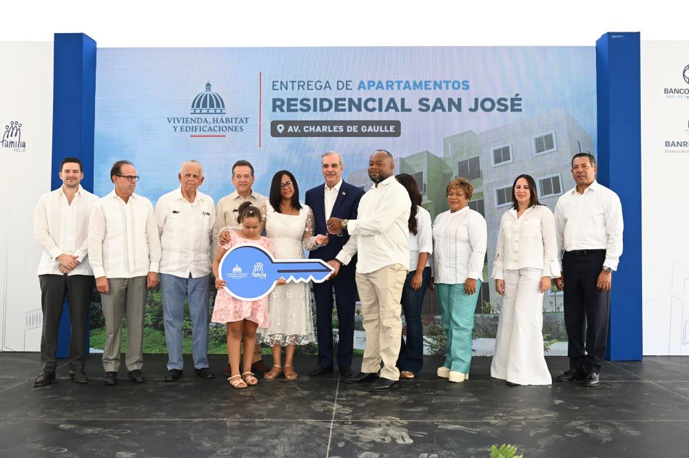 El presidente Luis Abinader en compañía de autoridades del Ministro de Vivienda, Hábitat y Edificaciones, Santo Domingo Norte, representantes de la Constructora Bisono y beneficiarios de apartamentos del residencial San José.