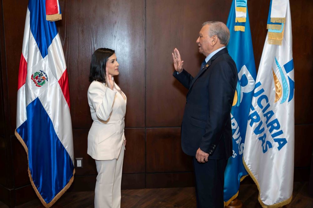 Leonardo Aguilera juramenta a Angelina Biviana Riveiro como nueva vicepresidenta ejecutiva de Fiduciaria Reservas.