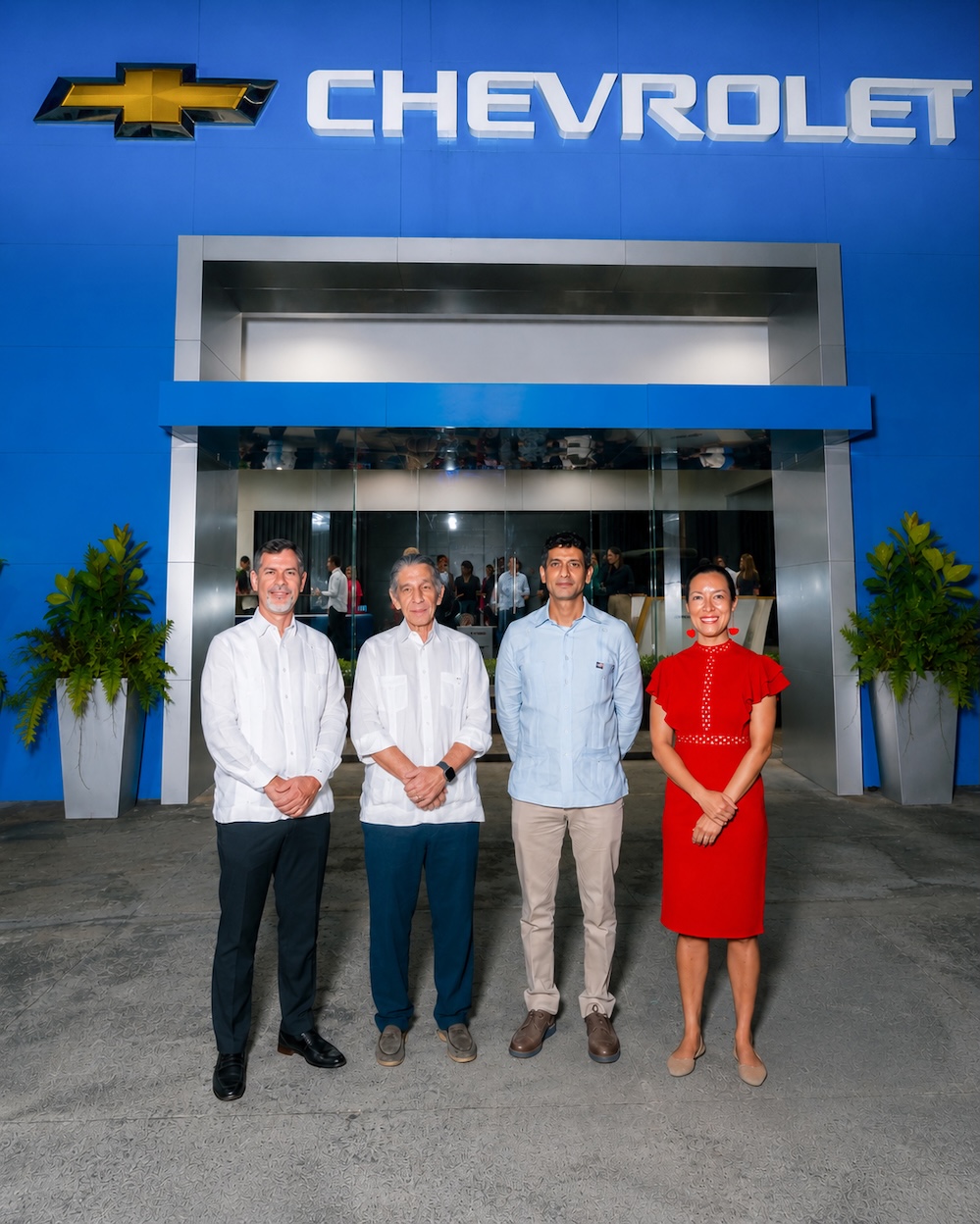 Aníbal Rodríguez, presidente de Santo Domingo Motors; Miguel Barletta, presidente de Grupo Ambar; Prashant Hemady, ministro Consejero; y Chelsia Hetrick, consejera de Diplomacia Pública de la Embajada de los Estados Unidos..JPG