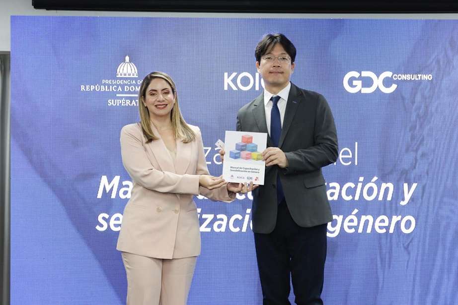 Gloria Reyes y Joonsung Park, director de KOICA en República Dominicana, presentan ejemplar del Manual de Capacitación y Sensibilización en Género