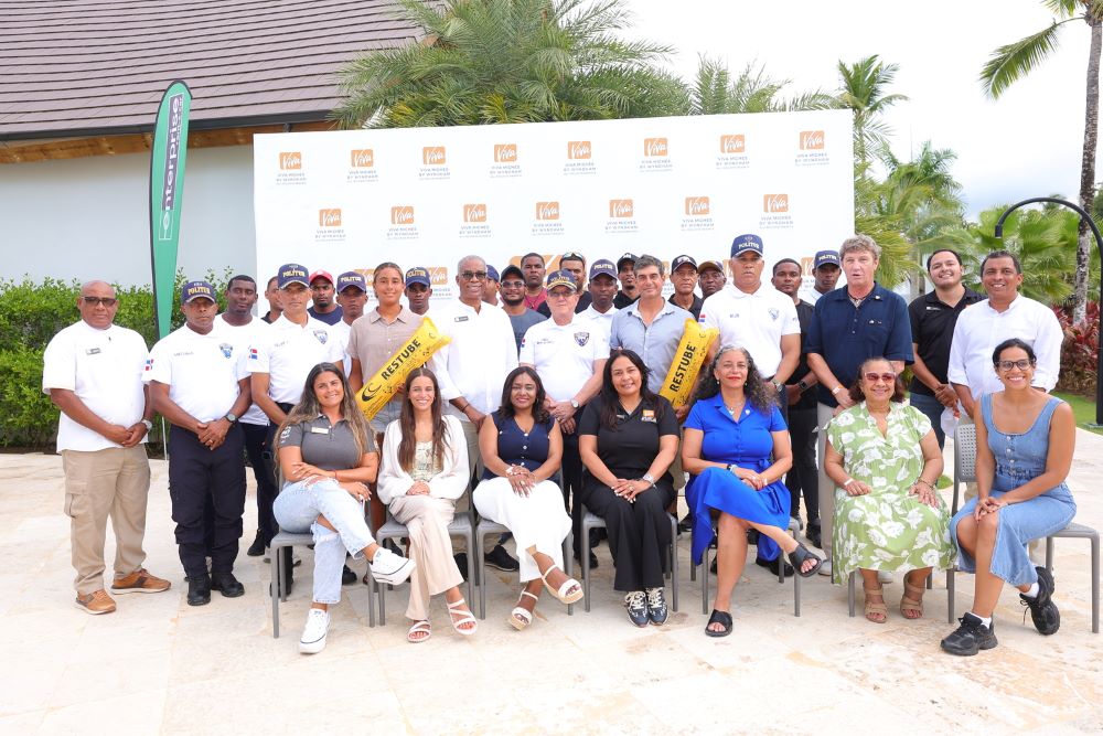 El grupo de Socorristas durante la graduación con los ejecutivos de Politur, Happy Dolphins y Viva Wyndham Miches.