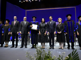 Mármol recibe el Honoris Causa de Universidad APEC y pide usar educación, inteligencia artificial y poesía para defender al ser humano