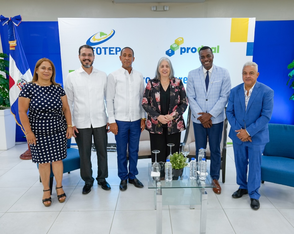 Junto a los panelistas Jesús Pineda Marcano, Francisco Capellán, Alfredo Williams