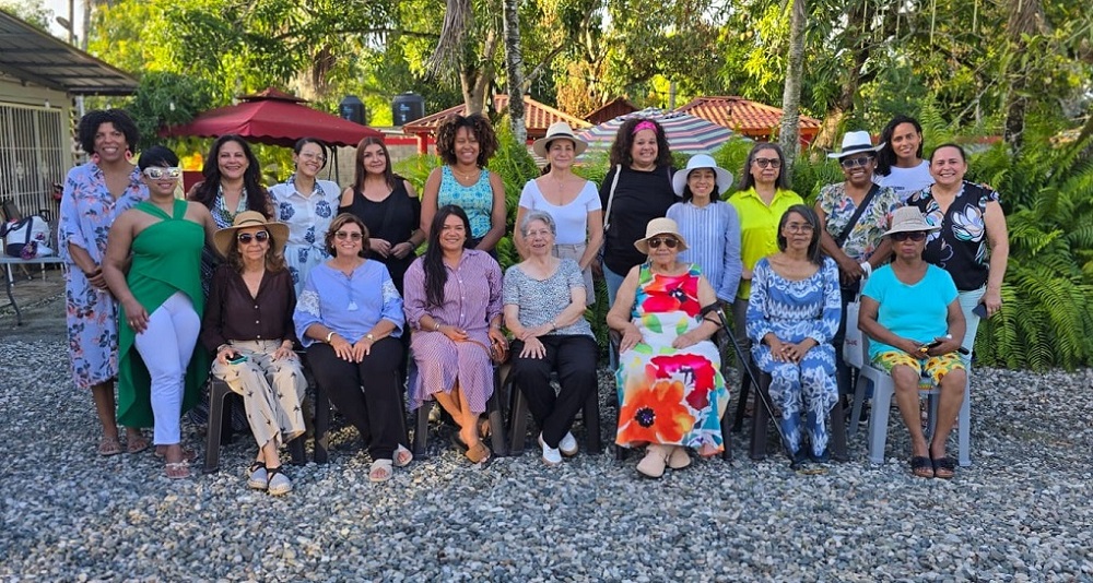 Las madres de Adompretur celebran su día con alegría.