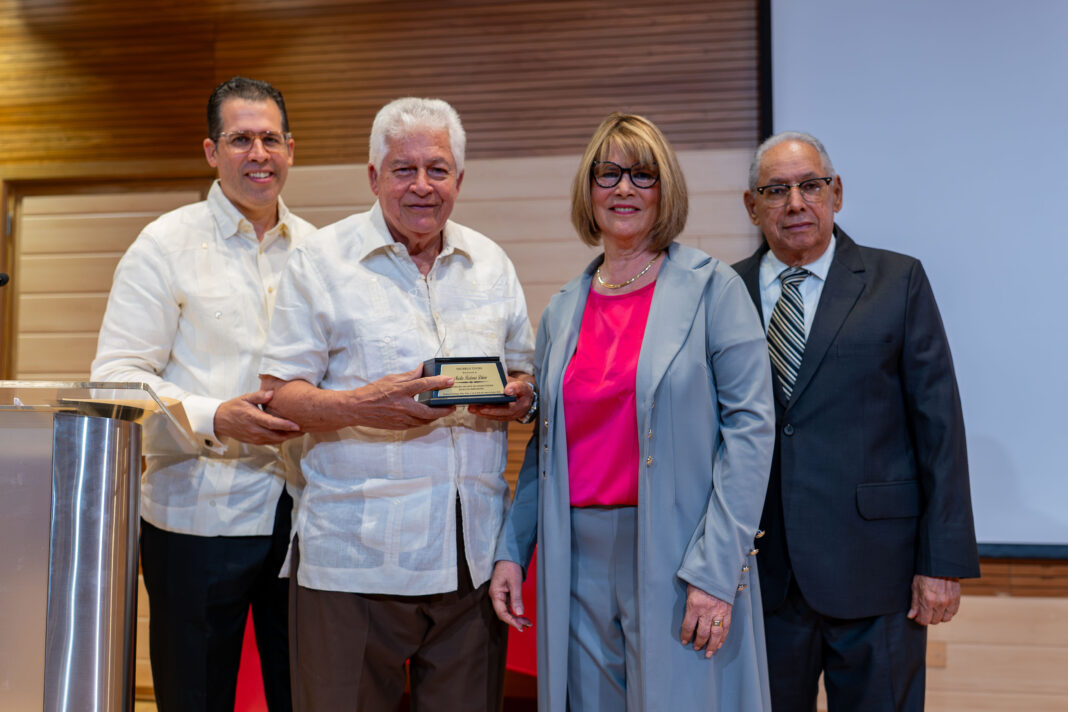 Martin R. Diloné recibe su reconocimiento. En la foto, junto a Joaquín Diloné, Radamés Diloné, Margartia de Vidal y Luis José Vidal.
