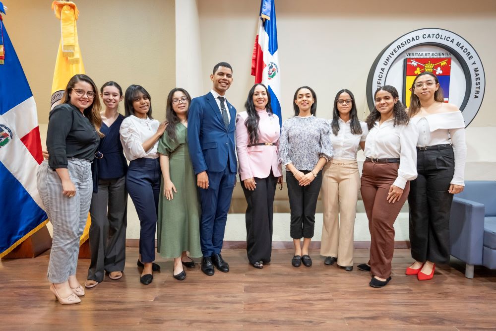 Yoanna Bejarán Álvarez participó en un conversatorio organizado por la Pontificia Universidad Católica Madre y Maestra (PUCMM), con estudiantes y docentes de Derecho.