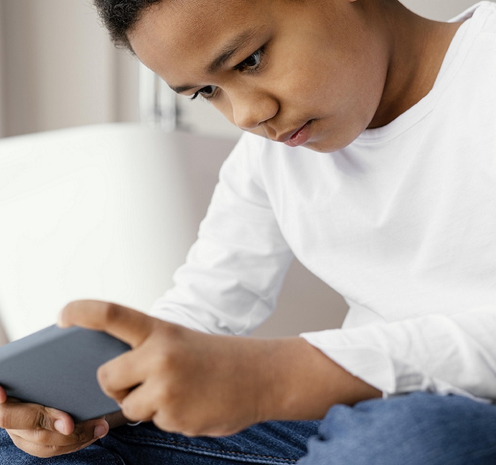 Niño usando celular