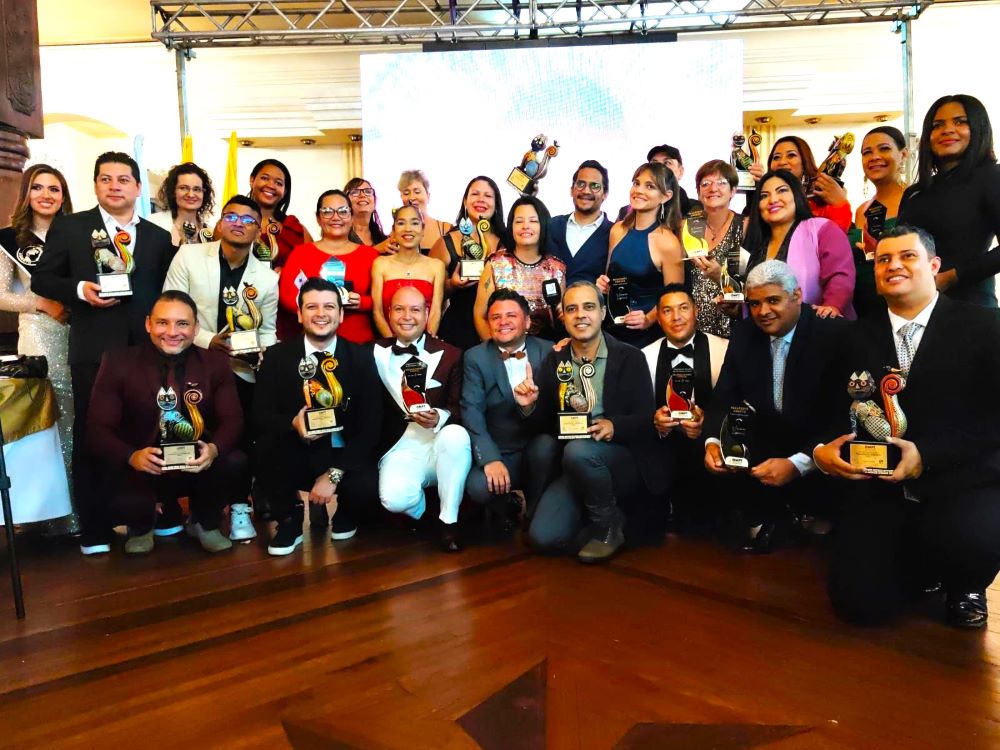 Ganadores y periodistas invitados al Pasaporte Abierto 2024 celebrado en Buga, Colombia.