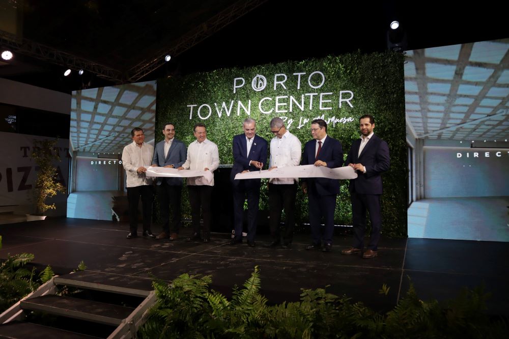 El corte de cinta inaugural estuvo encabezado por el Presidente Luis Abinader en compañía de los ejecutivos del nuevo centro comercial.