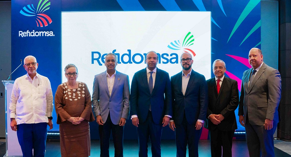 Samuel Pereyra, presidente del Consejo de Administración de REFIDOMSA, junto a miembros del Consejo, el ministro de Energía y Minas, Joel Santos y el expositor invitado, Alejandro Valerio, durante la actividad.