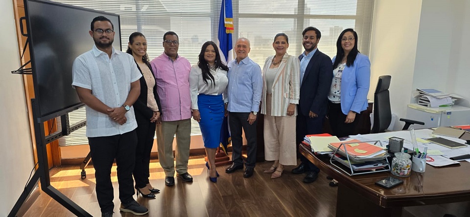 Sarah Hernández y Camel Curi Lora, al centro. Les acompañan directivos de Adompretur y personal del viceministerio de la Presidencia.