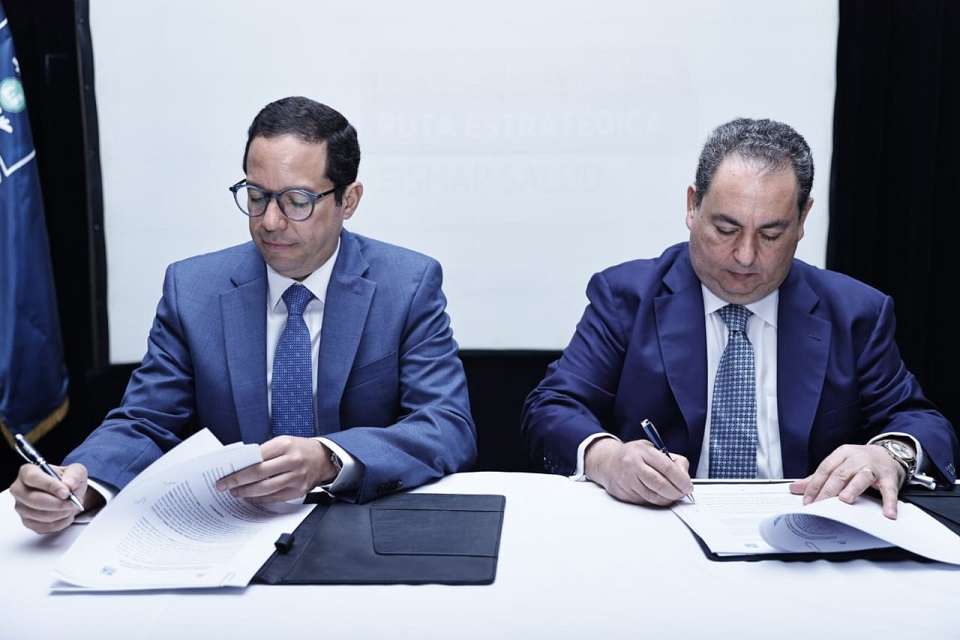 Sigmund Freund y Mario Lama firman el acuerdo para la expansión del Sistema de Monitoreo de la Administración Pública en el Sector Salud.