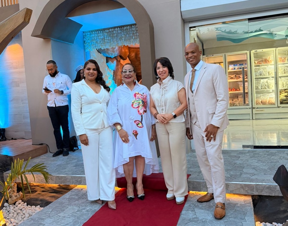 Stephani Quezada de Núñez, Rosa Santos, Mariana Moreno y José Luis Núñez.