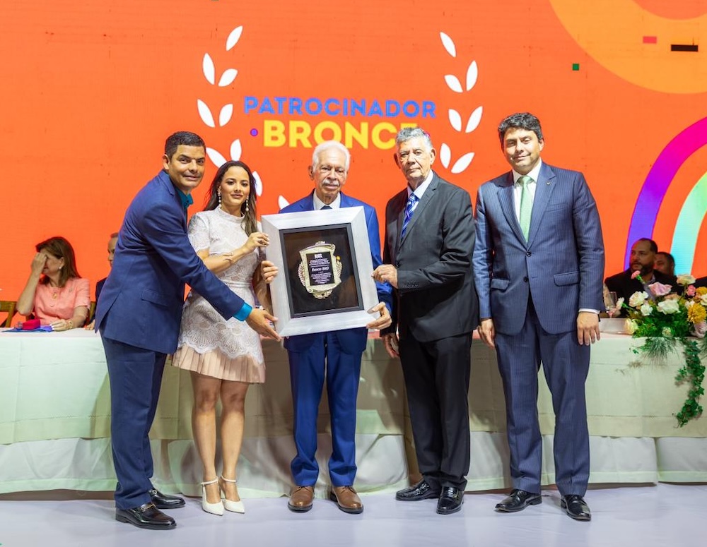 Luis Molina Achécar recibe el reconocimiento al Banco BHD en Expo Mayorista 2026.