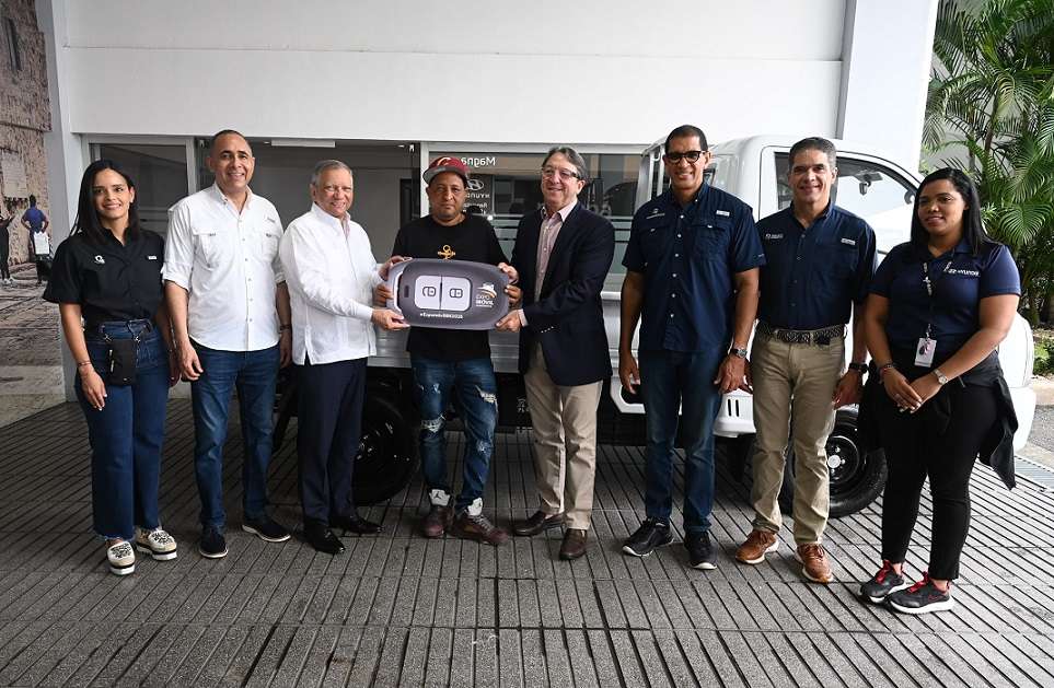 Yubelkis Ramírez, Nelson Arroyo, Leonardo Aguilera, Luis Martínez Disla, Avelino Rodríguez, Pablo de la Rosa, Héctor Hernández y Lessa Castillo en Magna Motors